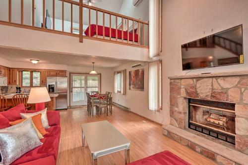 Rustic Poconos Home With Grill, Steps To Beach!