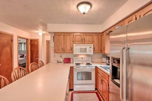 Rustic Poconos Home With Grill, Steps To Beach!