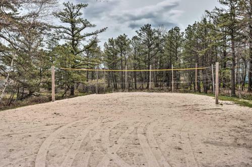 Rustic Poconos Home With Grill, Steps To Beach!