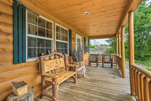 Charming Blakely Cabin With Porch And Valley Views!