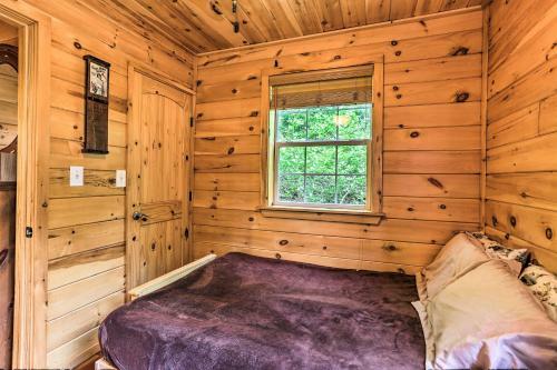 Charming Blakely Cabin With Porch And Valley Views!