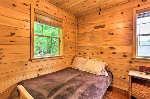 Charming Blakely Cabin With Porch And Valley Views!