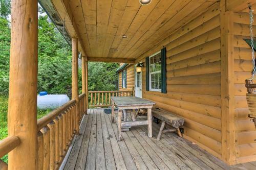 Charming Blakely Cabin With Porch And Valley Views!