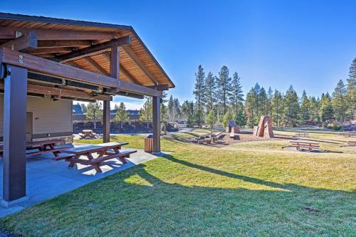 Spacious Sunriver Home With Hot Tub And Gas Grill