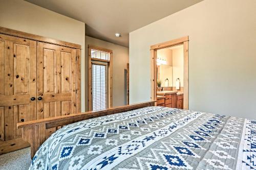 Spacious Sunriver Home With Hot Tub And Gas Grill