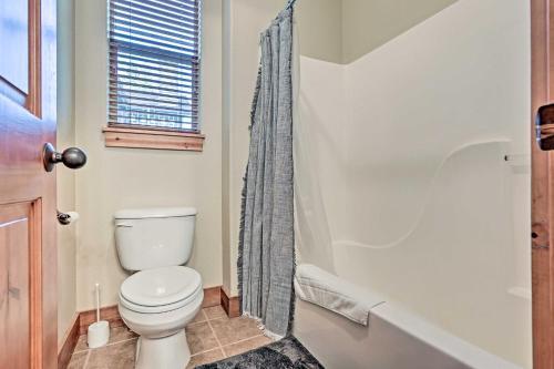 Spacious Sunriver Home With Hot Tub And Gas Grill