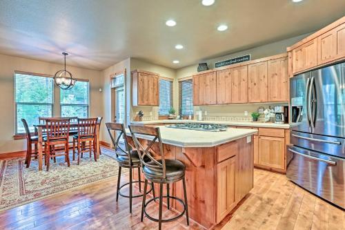 Spacious Sunriver Home With Hot Tub And Gas Grill