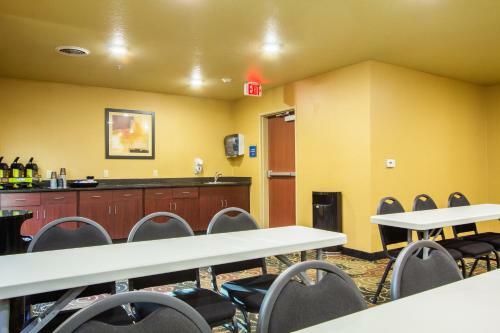 Hotel Cobblestone Inn &amp; Suites