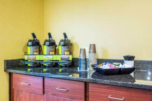 Hotel Cobblestone Inn &amp; Suites