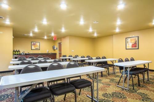 Hotel Cobblestone Inn &amp; Suites