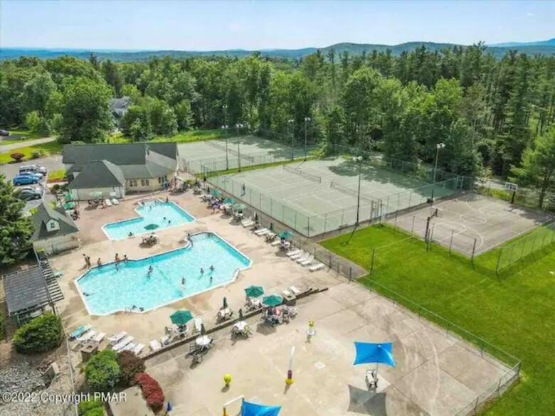 Luxury-4200 Sq Ft-firepit-bbq -wifi-fireplace-ski