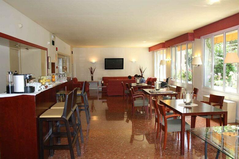Hotel Tres Torres Atiram