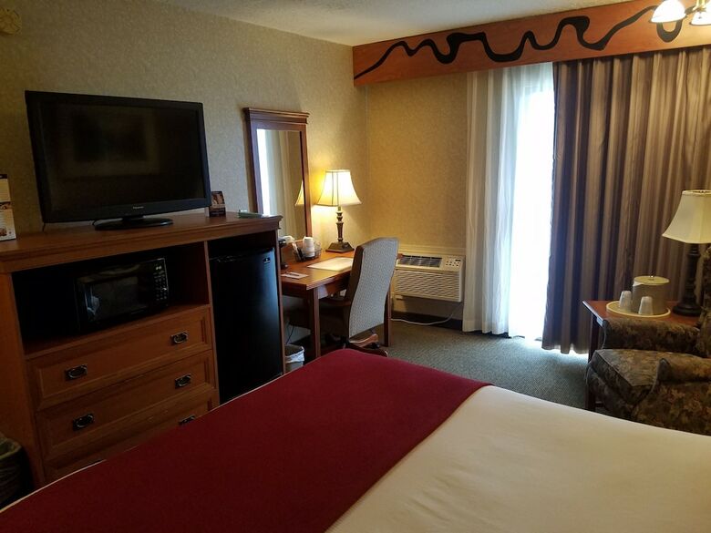 Best Western Plus Rivershore Hotel