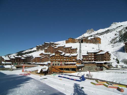 Simplistic Apartment In M�ribel With Mountain Views