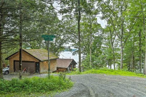Lakeview Cottage With Game Room - Walk To Lake!