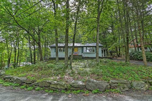 Lakeview Cottage With Game Room - Walk To Lake!