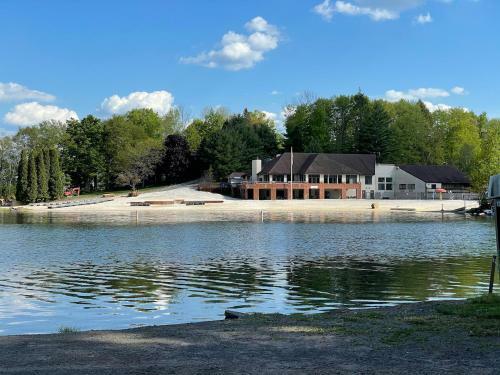 Lake Ariel Family Chalet