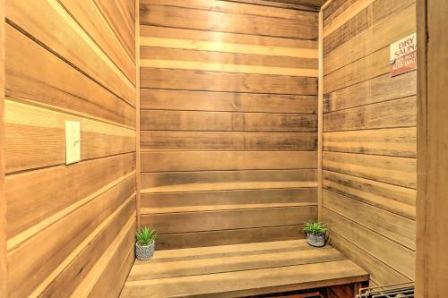 Pocono Mountains Lakeside Lodge With Sauna!