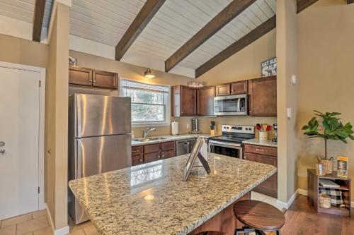 Pocono Mountains Lakeside Lodge With Sauna!