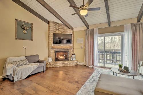 Pocono Mountains Lakeside Lodge With Sauna!