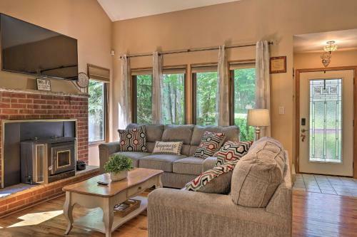 Emerald Lakes Getaway With Community Amenities!