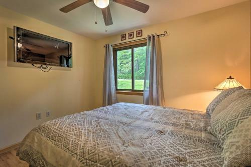 Emerald Lakes Getaway With Community Amenities!