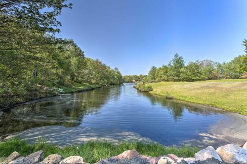 Emerald Lakes Getaway With Community Amenities!