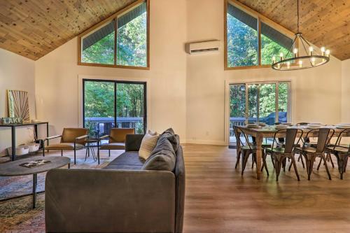 Poconos Hideaway With Game Room Less Than 3 Mi To Ski!