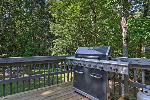 Poconos Hideaway With Game Room Less Than 3 Mi To Ski!