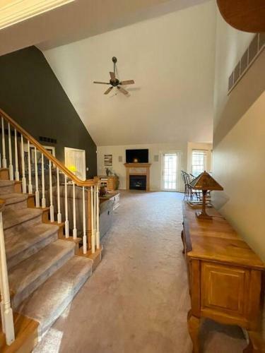 New Contemporary Chalet 5 Bed/3 Bath In Split Rock