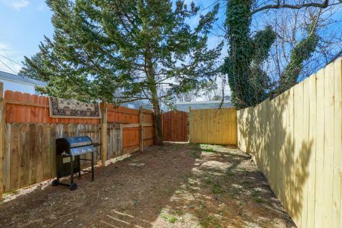 Apartamento Newly Updated Charming Backyard & Grill