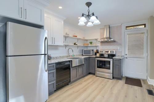 Apartamento Newly Updated Charming Backyard & Grill