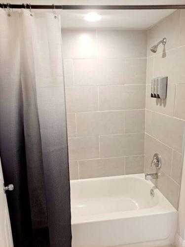 Villa Luxe On Walnut**king Size Bed**w/off St.parking**