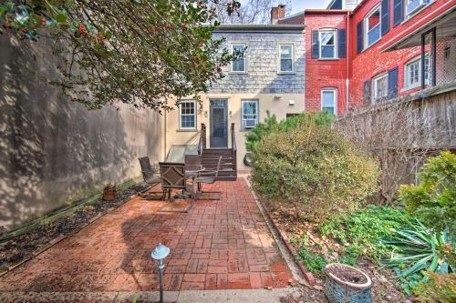 Lancaster Townhome Walk To Central Market!