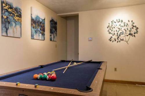 Prefect Location In Ss Flats W Pool Table!