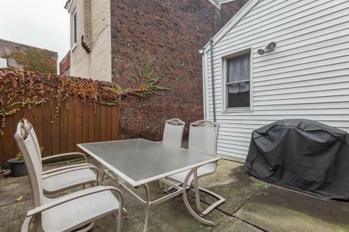 Prefect Location In Ss Flats W Pool Table!