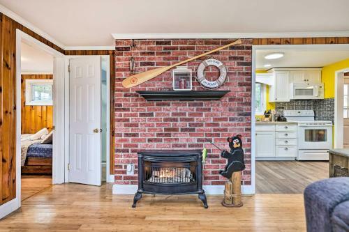 White Haven Lake Home With Kayaks And Fire Pit!