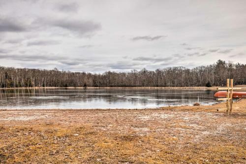 White Haven Lake Home With Kayaks And Fire Pit!