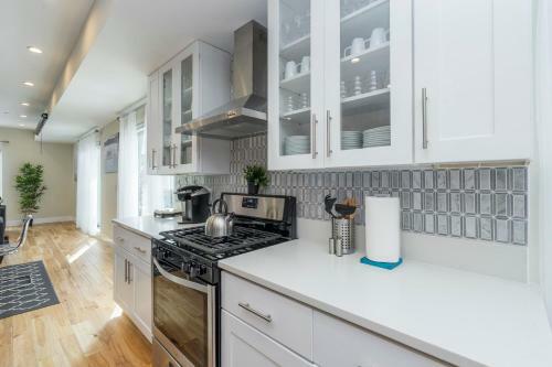 Luxurious 3bd W Roof Deck And Skyline Views