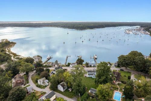 Rhode Island Haven Walk To Greenwich Bay!