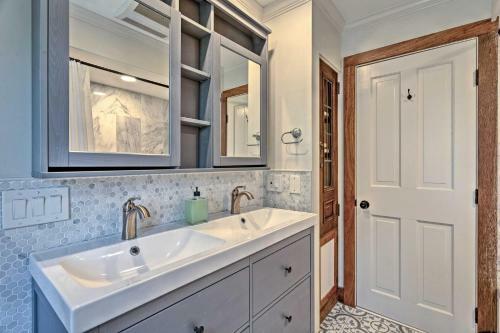 Common Fence Point Cottage With Ocean Views!