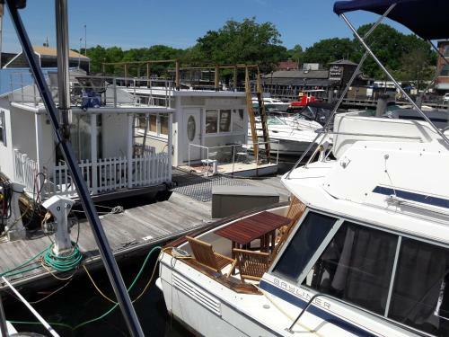 Gladys - Waterfront Bayliner 32