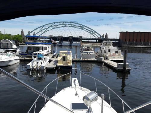 Gladys - Waterfront Bayliner 32