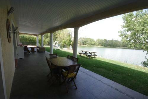 Villa Maison Au Bord Du Lac Avec Piscine Chauff�e