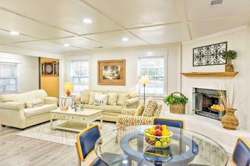 Bright Beaufort Home With Porch And Fire Pit!