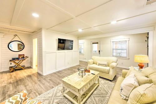 Bright Beaufort Home With Porch And Fire Pit!