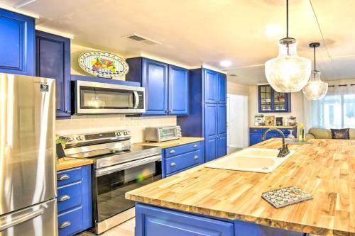 Bright Beaufort Home With Porch And Fire Pit!