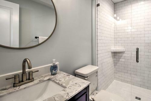 New! Renovated 2 Bed 2 Bath Apartment Downtown