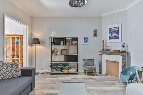 Maison Moderne Avec Cour Interieure Et Dependance