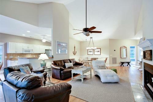 2715 Old Forest